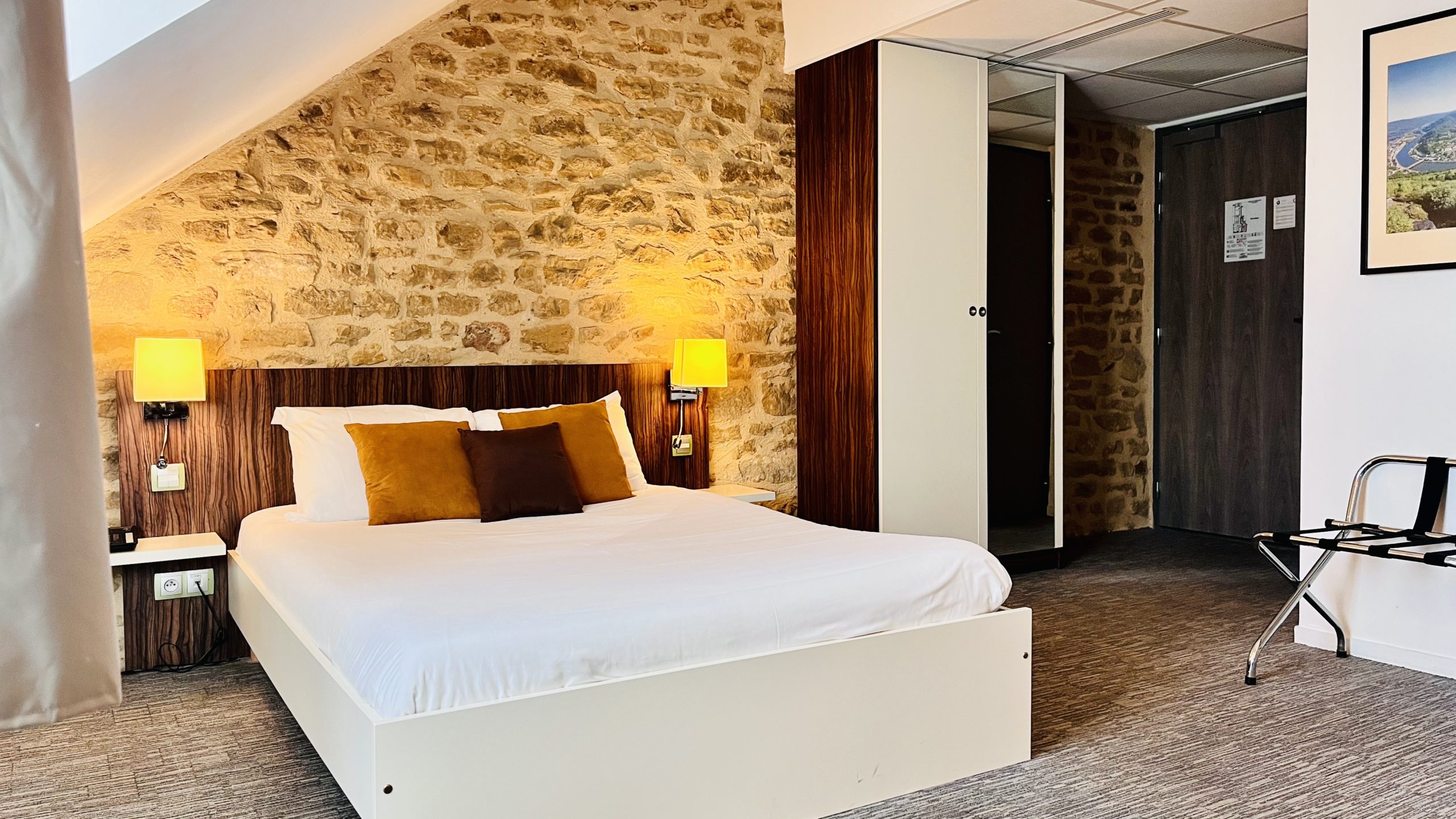 Chambre Confort lit double avec mur en pierre